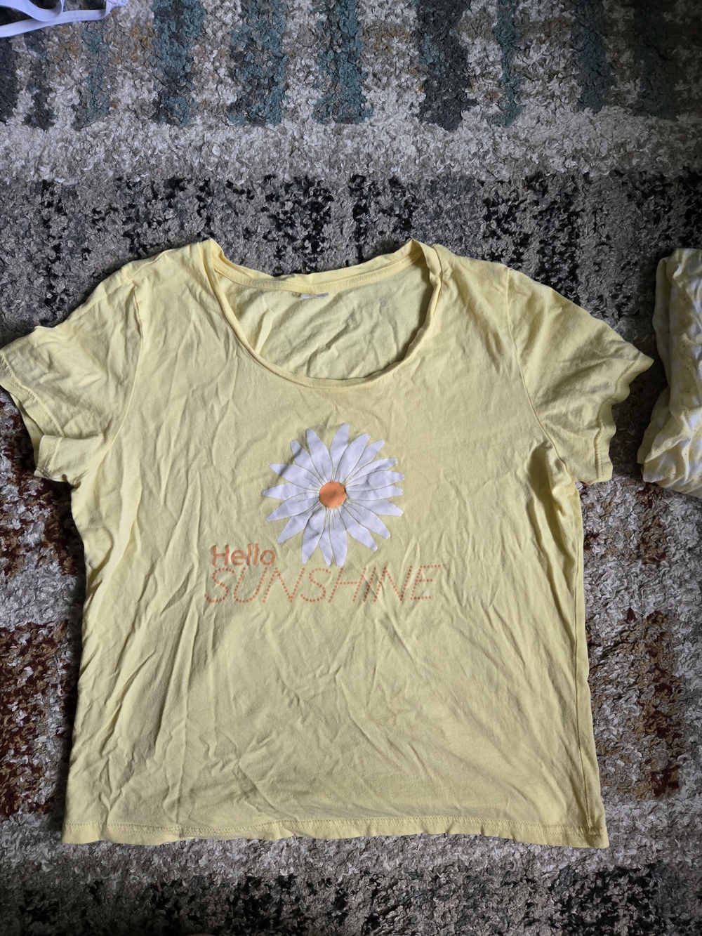 Hello Sunshine Daisy Graphic Tee - Yellow
